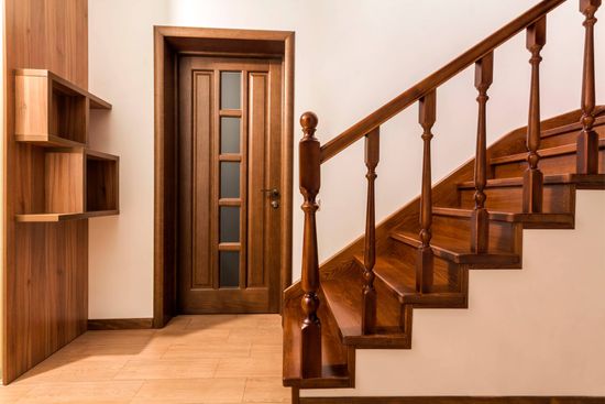 escalier et porte bois